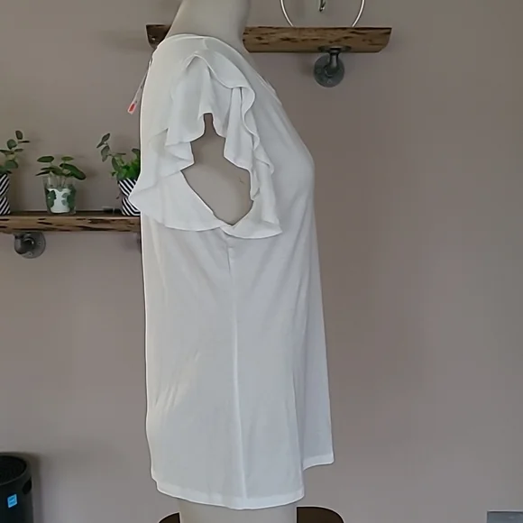 NWT Ruffled shoulder top - Picture 3 of 6